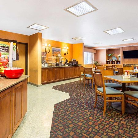 Hotel Ramada By Wyndham Kent Seattle Area Esterno foto