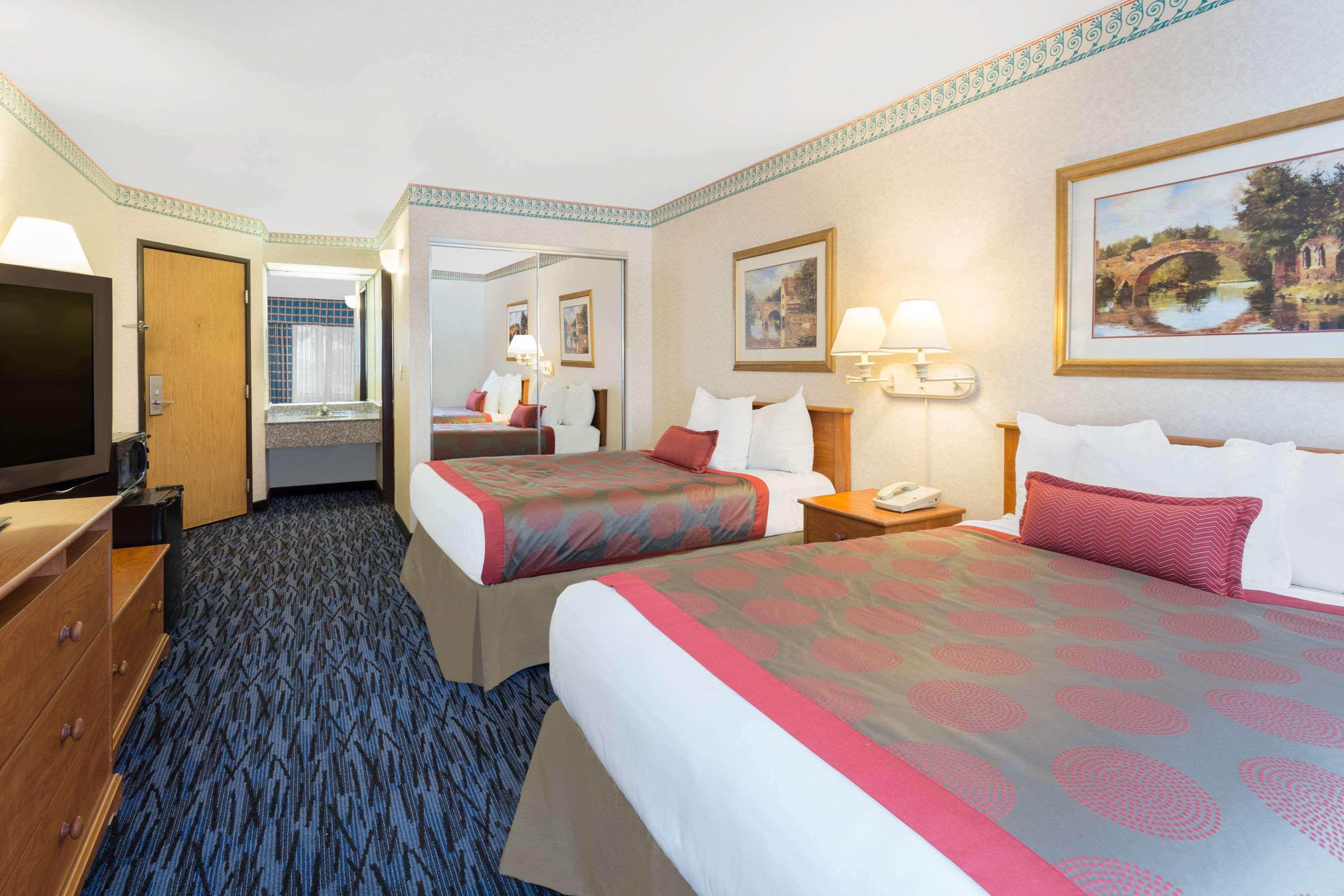 Hotel Ramada By Wyndham Kent Seattle Area Esterno foto