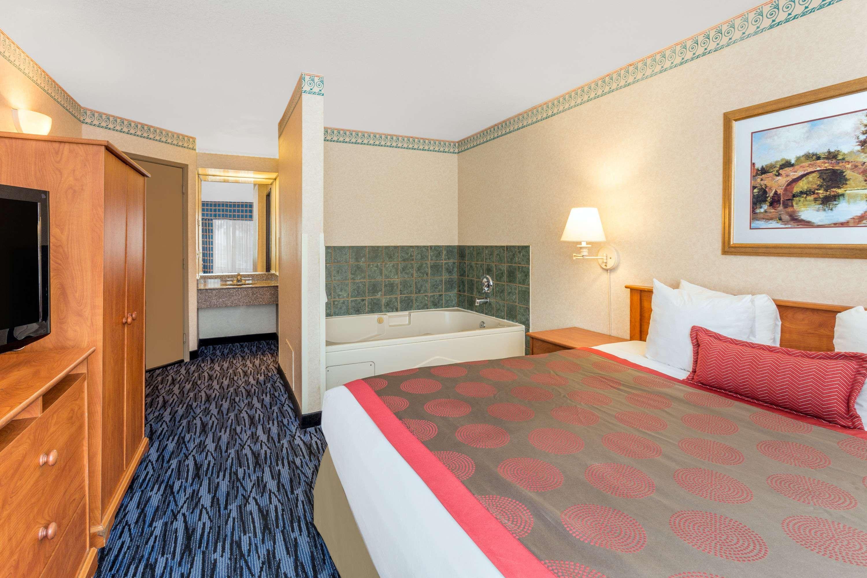 Hotel Ramada By Wyndham Kent Seattle Area Esterno foto