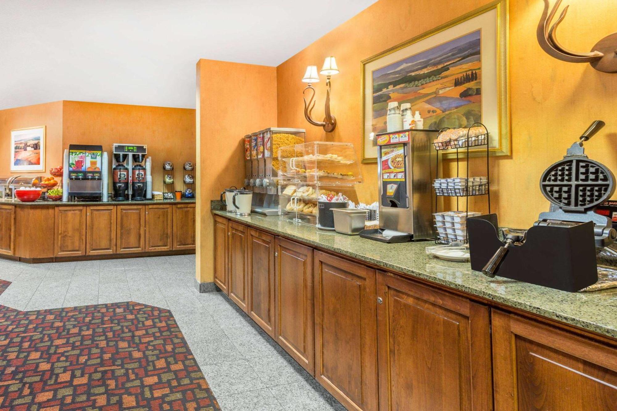 Hotel Ramada By Wyndham Kent Seattle Area Esterno foto