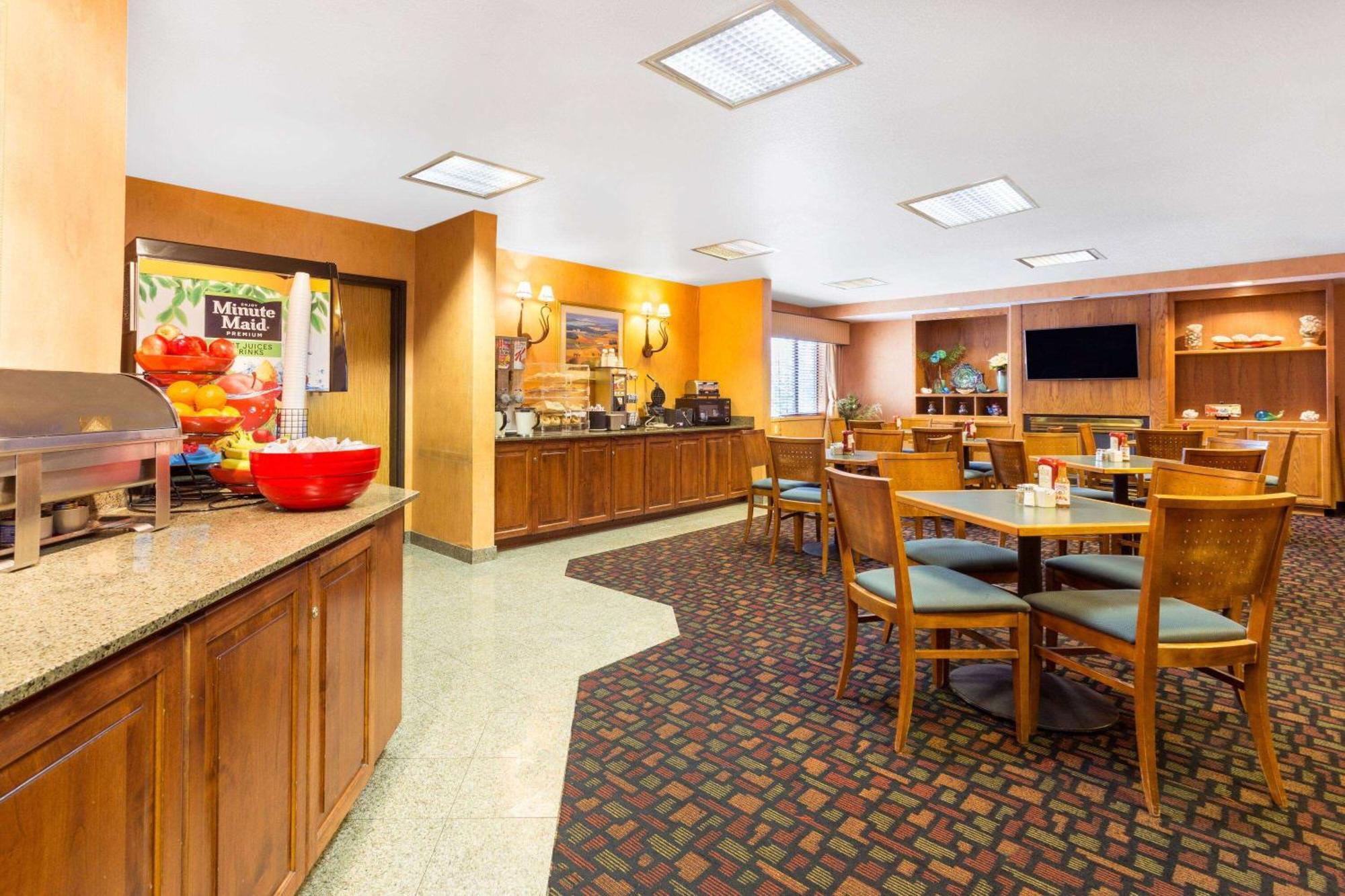 Hotel Ramada By Wyndham Kent Seattle Area Esterno foto
