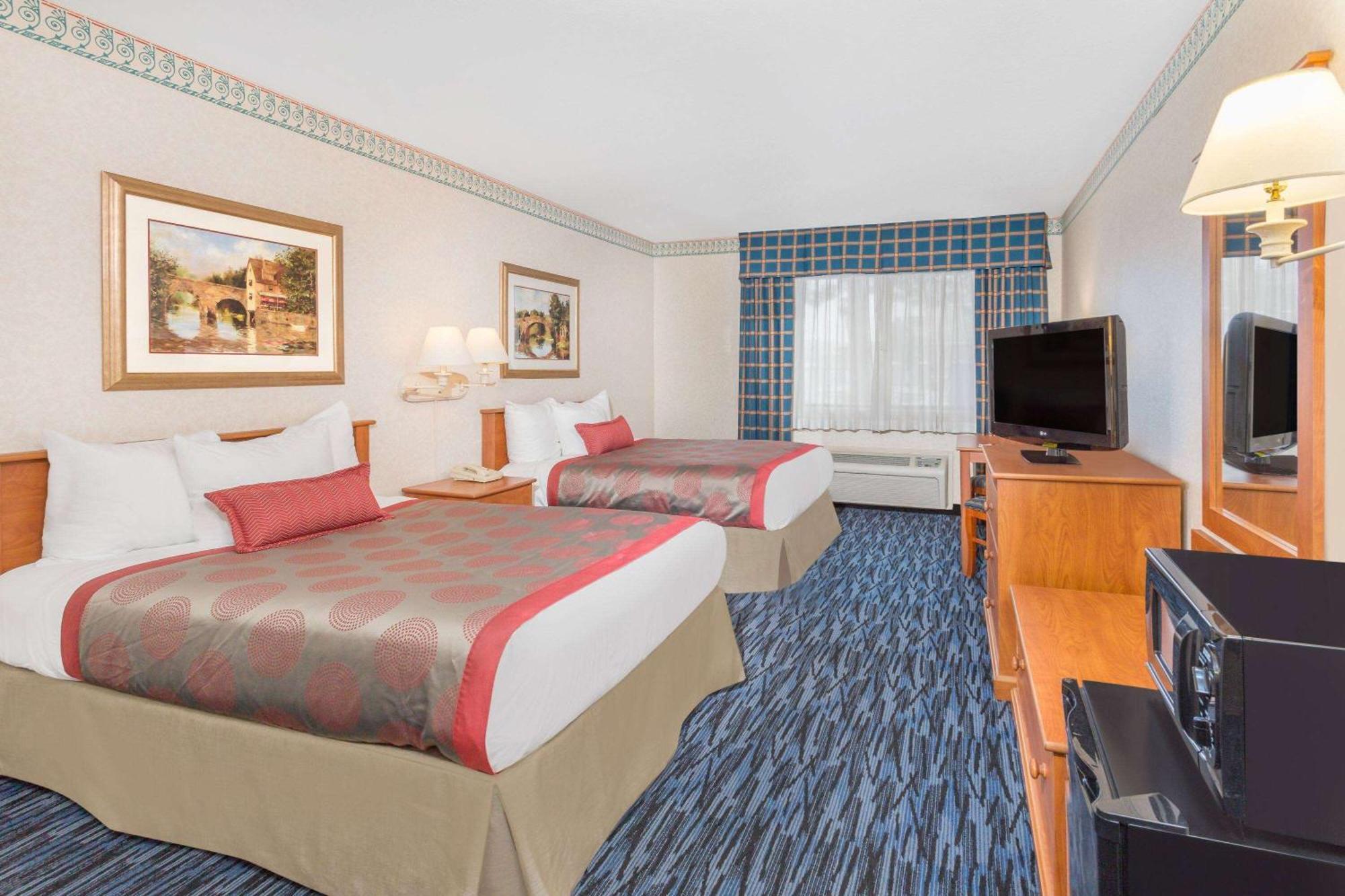 Hotel Ramada By Wyndham Kent Seattle Area Esterno foto