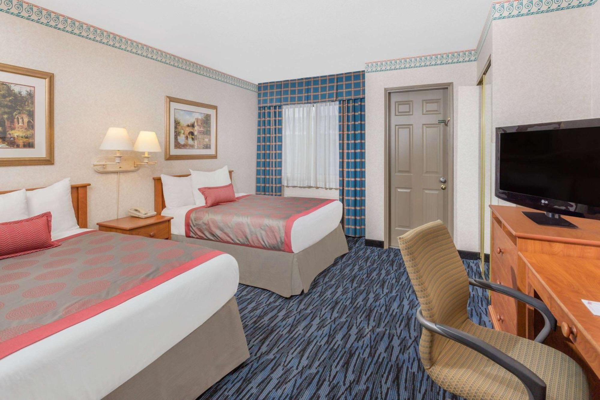 Hotel Ramada By Wyndham Kent Seattle Area Esterno foto